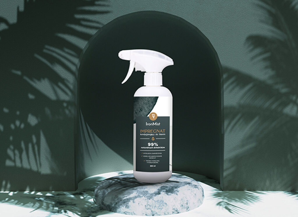 Zdjęcie przedstawia opakowanie produktu Impregnat kondycjonujący do tkanin IronMist