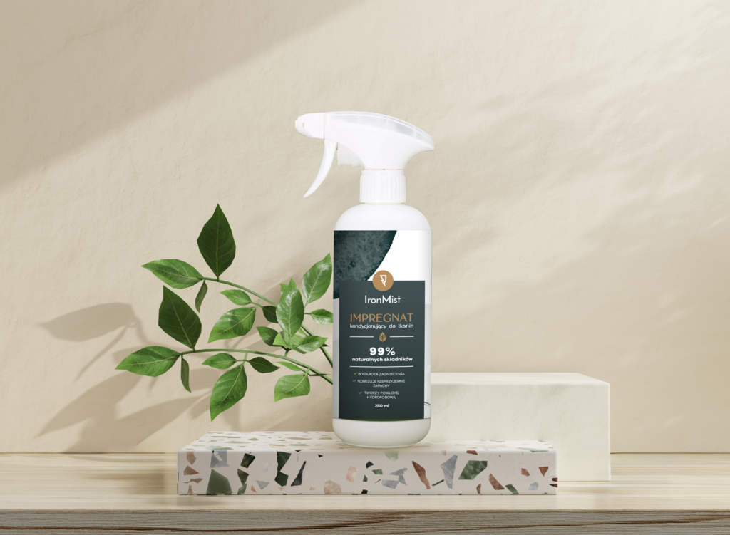 Zdjęcie przedstawia opakowanie produktu Impregnat kondycjonujący do tkanin IronMist